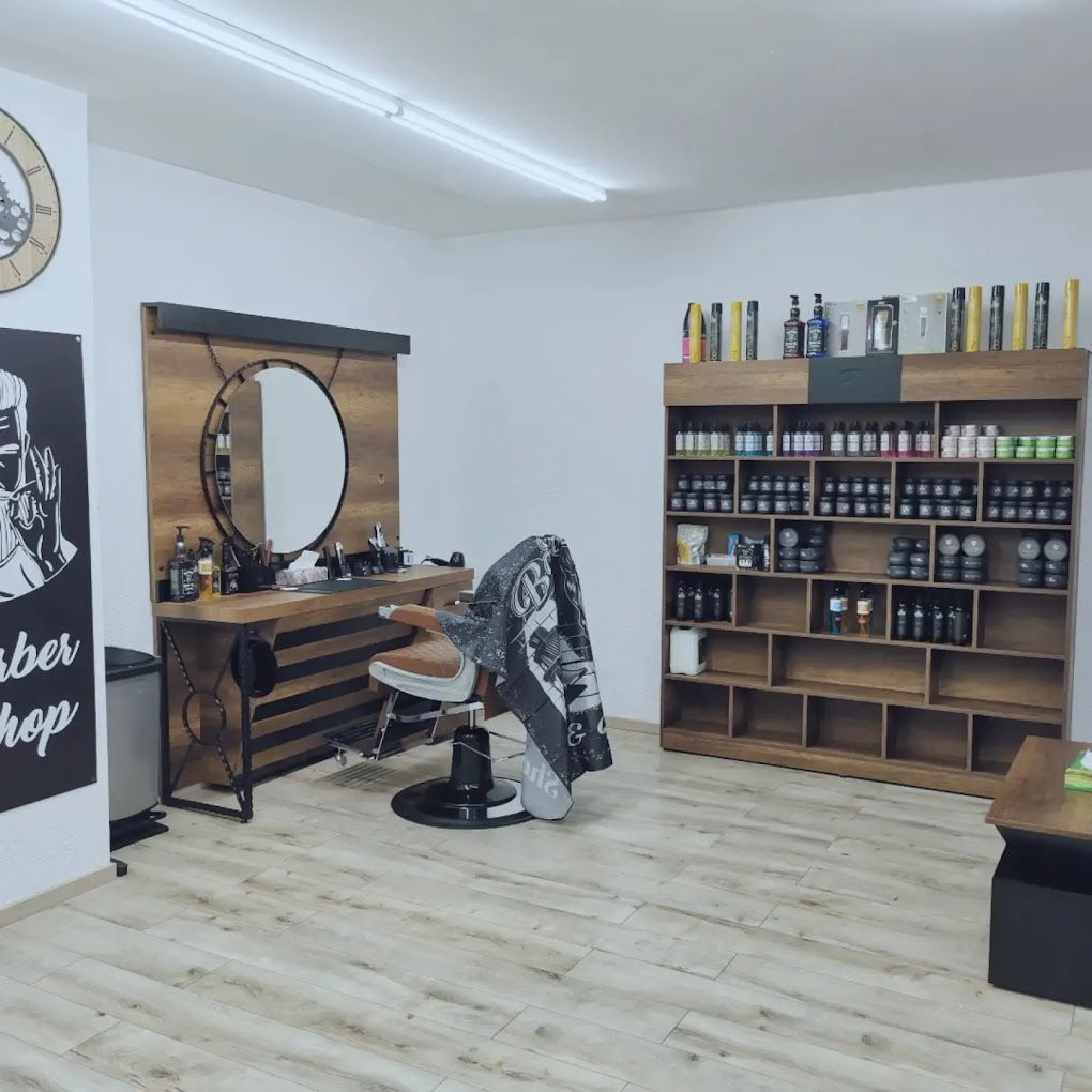 Innenansicht von Coiffeur Reber mit dunklem Holz, Spiegel und Produktregalen