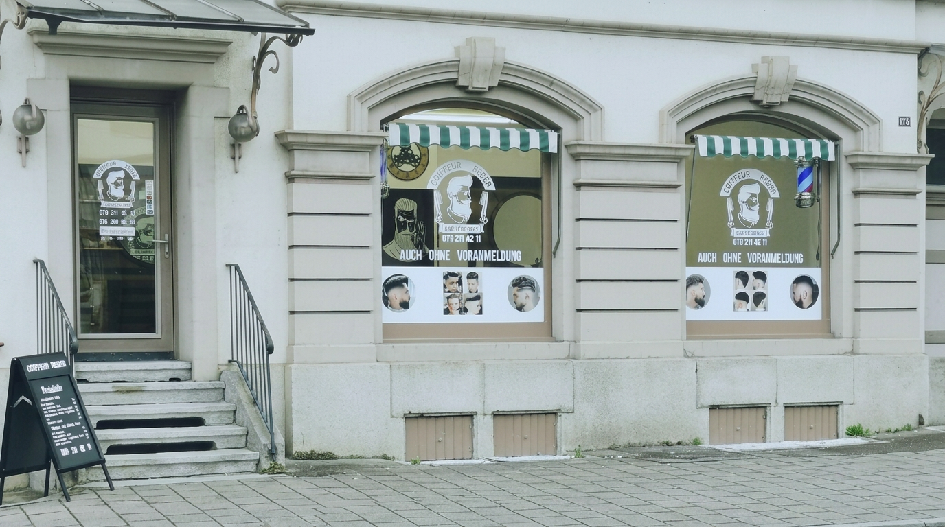 Schaufenster von Coiffeur Reber im klassischen Basler Steingebäude mit grün-weiss gestreifter Markise